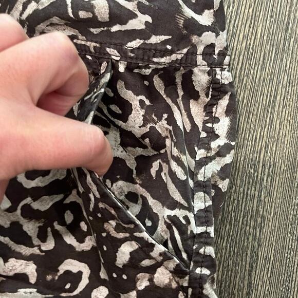 Ann Taylor LOFT Chino Shorts Mid Rise Animal Print Cotton Linen Brown Size 8 - Picture 2 of 7